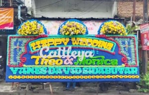 bunga papan gandeng 3 mahkota bunga segar