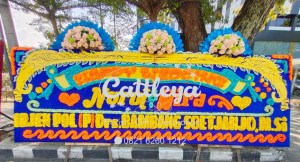 papan bunga gandeng 3 mahkota artificial