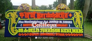 papan bunga gandeng 2 mahkota bunga segar